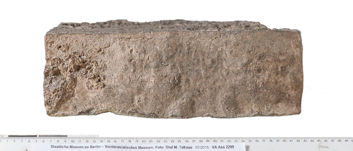 Bleitafel mit Bauinschrift des assyrischen Königs Tukulti-Ninurta I.