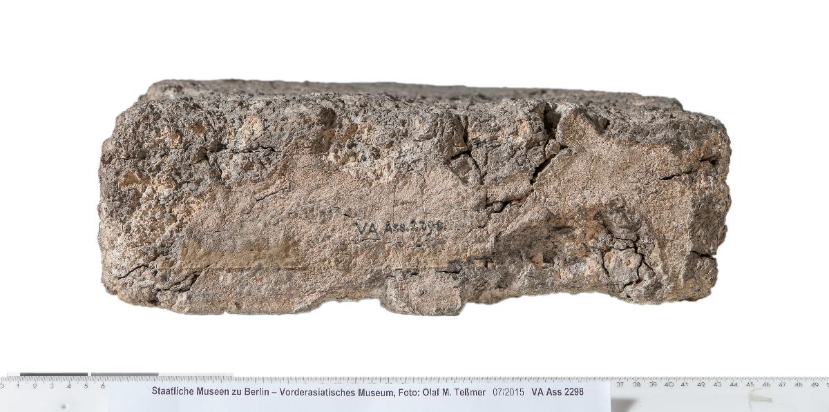 Bleitafel mit Bauinschrift des assyrischen Königs Tukulti-Ninurta I.