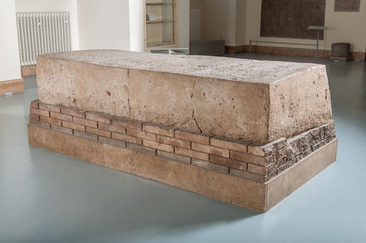 Großer Gründungsblock als Teil des Gründungsensembles von Tukulti-Ninurta I. aus dem Tempel der Göttin Ischtar in Assur