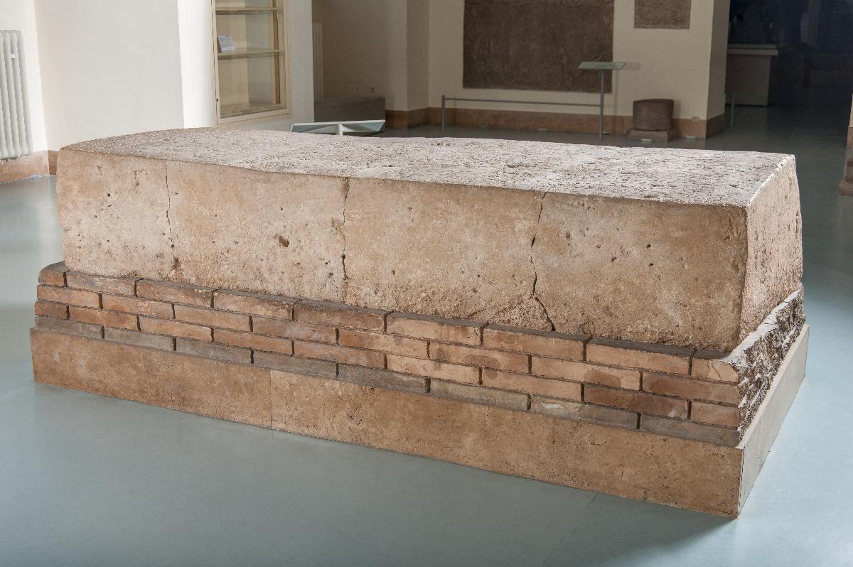 Großer Gründungsblock als Teil des Gründungsensembles von Tukulti-Ninurta I. aus dem Tempel der Göttin Ischtar in Assur