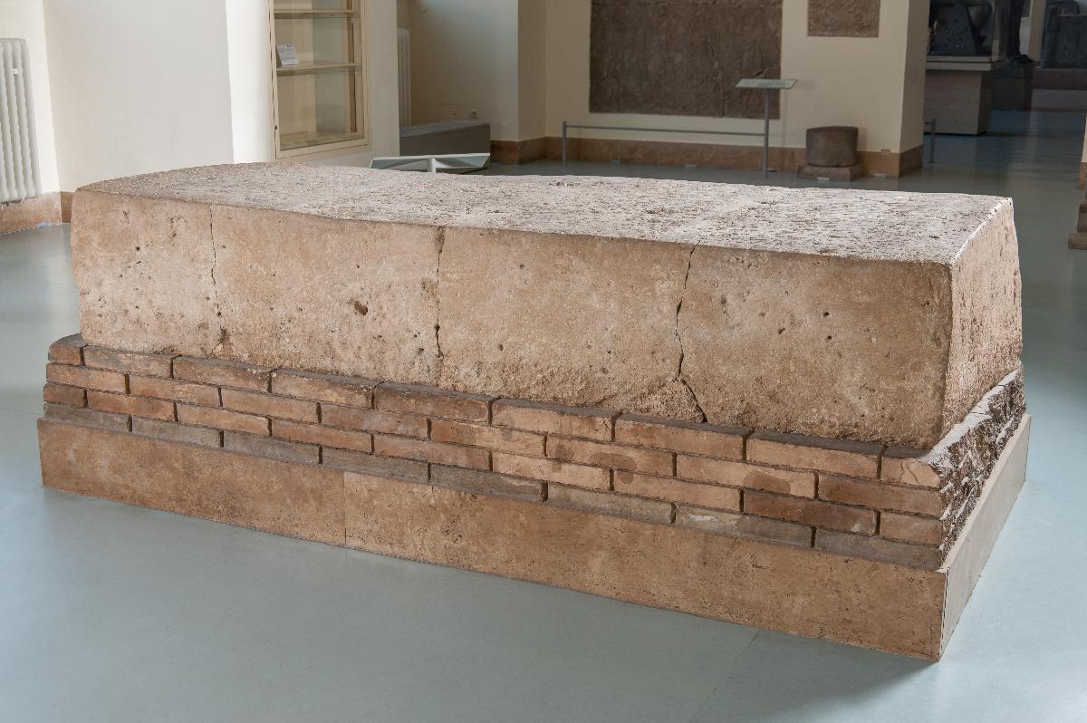 Großer Gründungsblock als Teil des Gründungsensembles von Tukulti-Ninurta I. aus dem Tempel der Göttin Ischtar in Assur