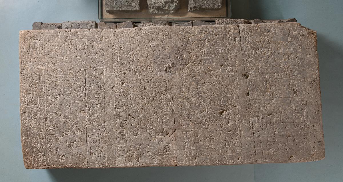 Großer Gründungsblock als Teil des Gründungsensembles von Tukulti-Ninurta I. aus dem Tempel der Göttin Ischtar in Assur