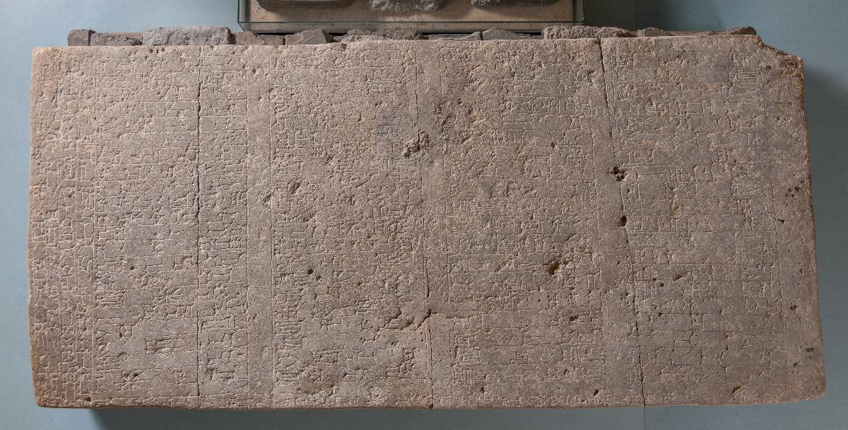 Großer Gründungsblock als Teil des Gründungsensembles von Tukulti-Ninurta I. aus dem Tempel der Göttin Ischtar in Assur