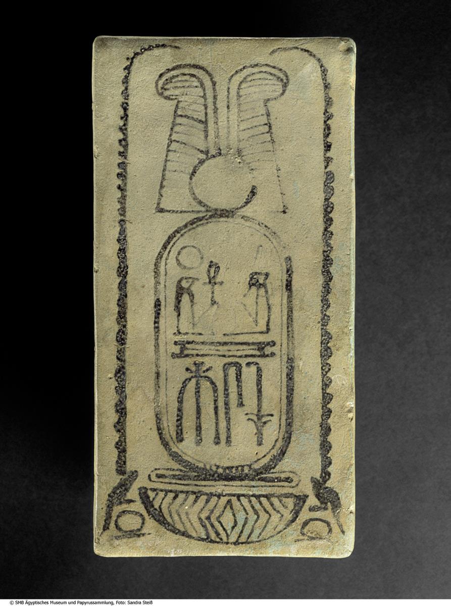 Grundsteinziegel mit der Kartusche des Königs Ramses II.