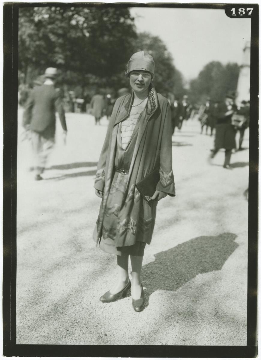 Frau in Ensemble auf dem Rennplatz in Longchamp