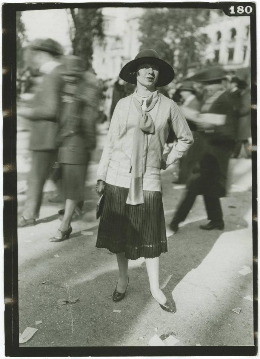 Frau in Ensemble auf dem Rennplatz in Longchamp