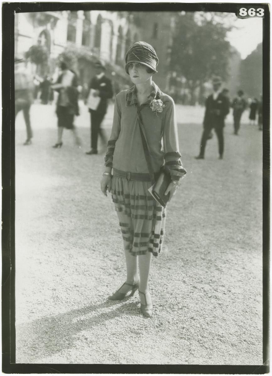 Frau in Kleid auf dem Rennplatz in Longchamp
