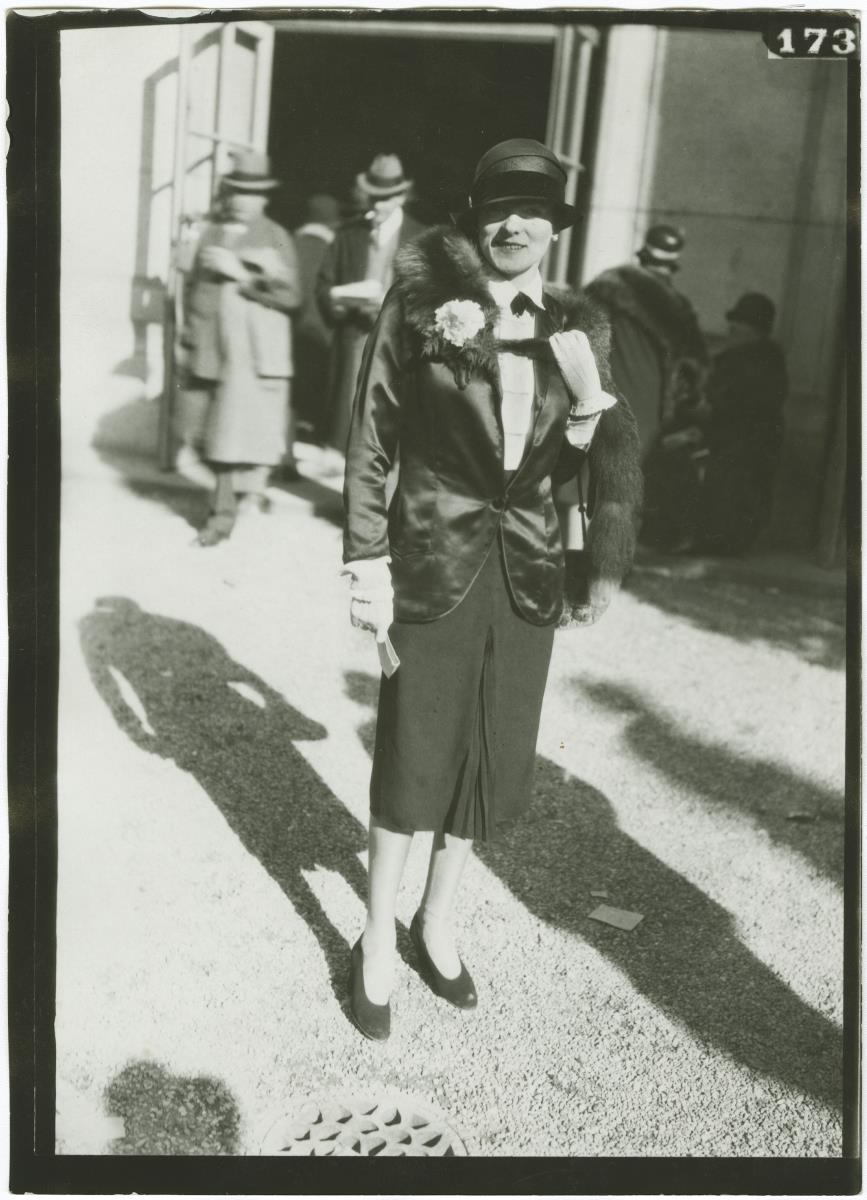 Frau in Kostüm auf dem Rennplatz in Longchamp