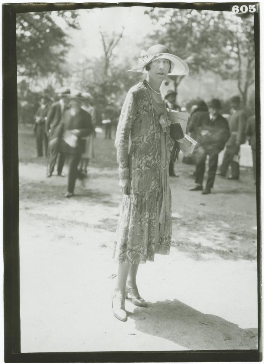 Frau in Kleid auf dem Rennplatz in Longchamp