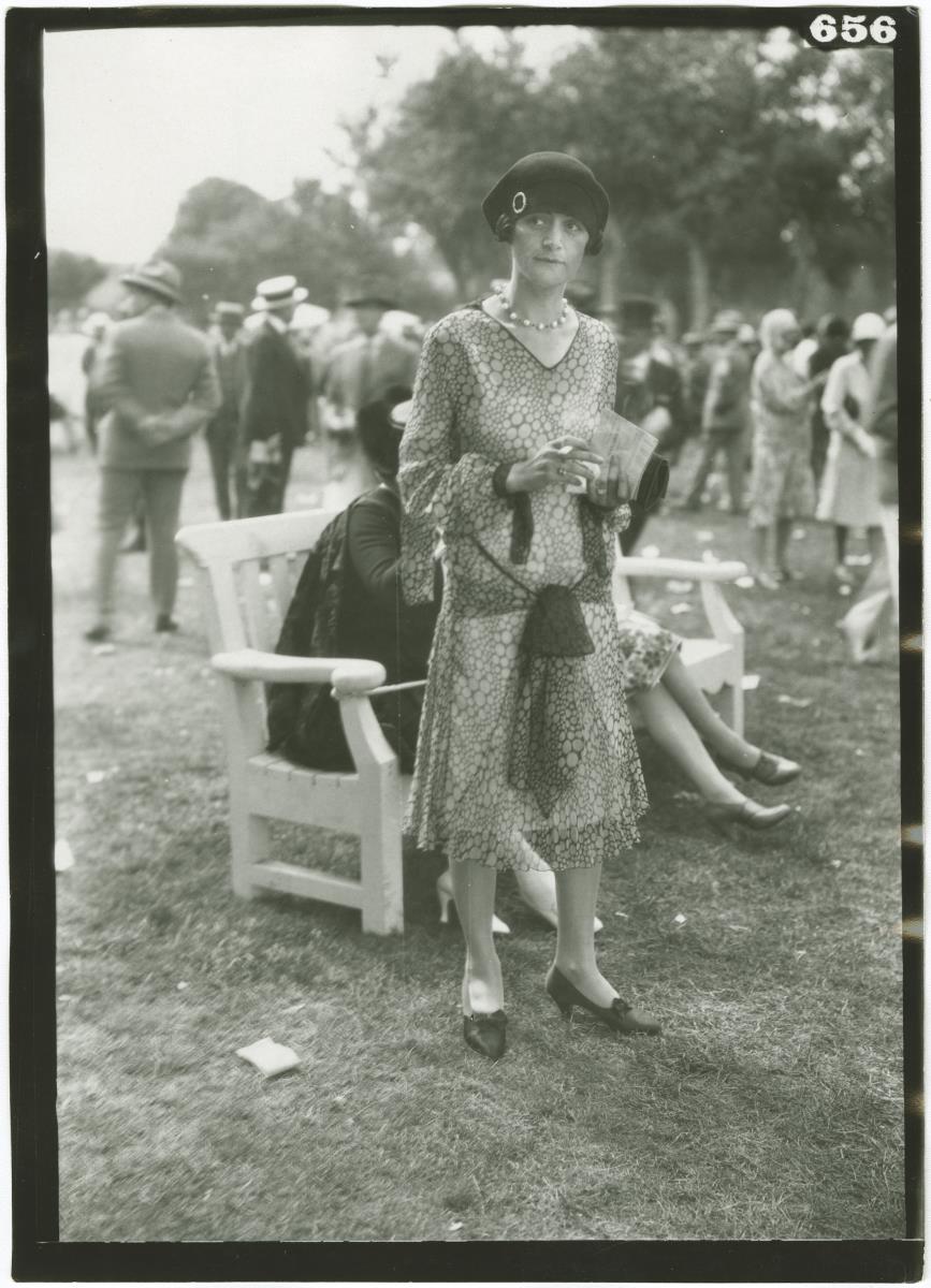 Frau in Kleid auf dem Rennplatz in Deauville