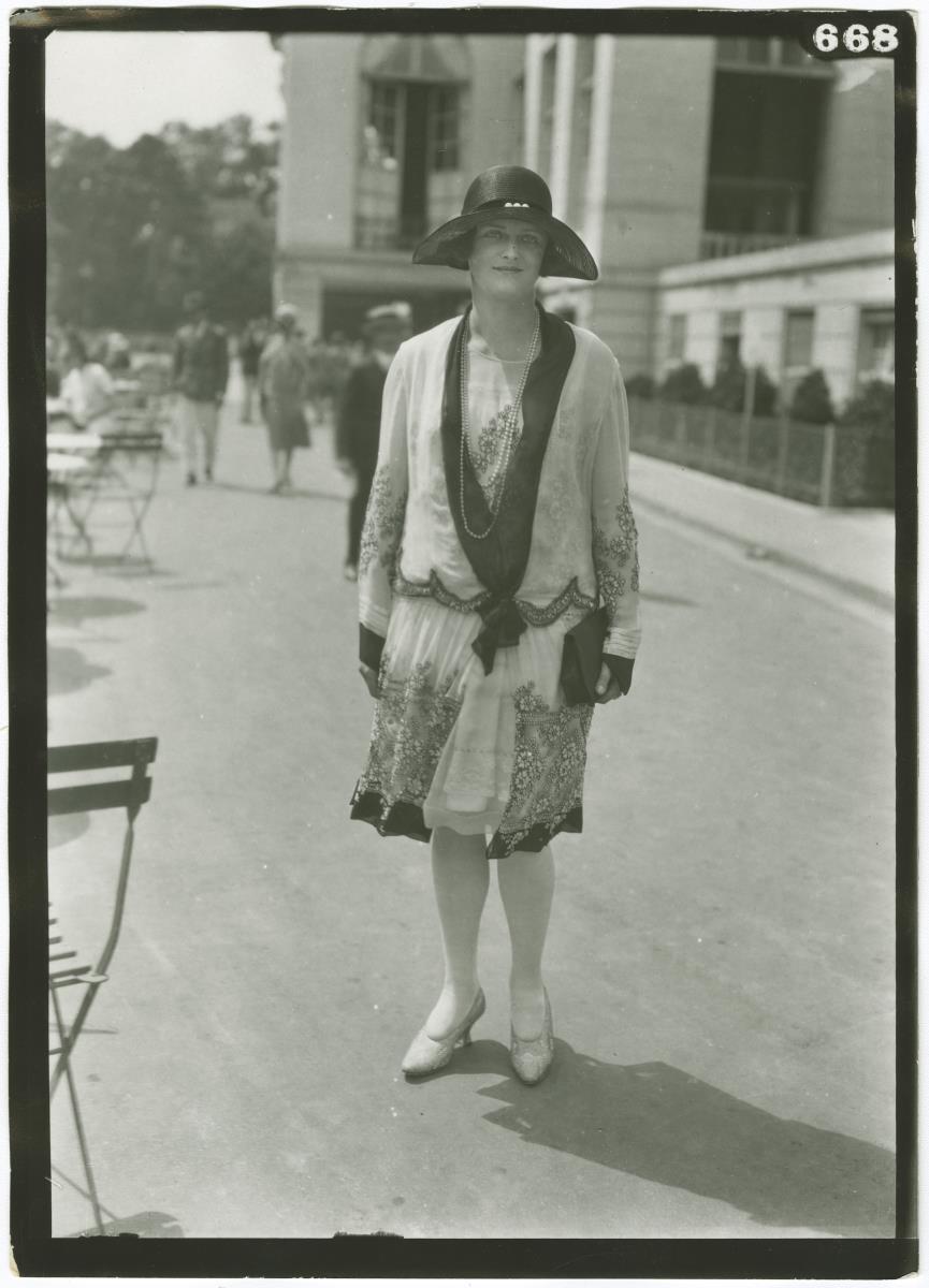 Frau in Ensemble auf dem Rennplatz in Deauville