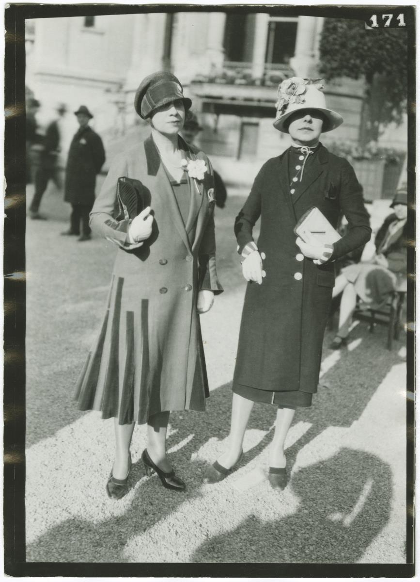 Frauen in Mänteln auf dem Rennplatz in Longchamp