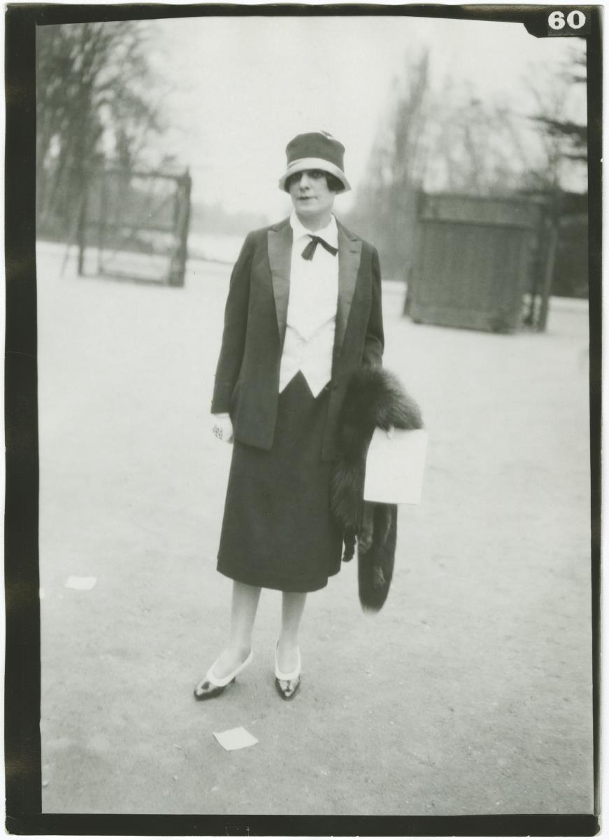 Frau in Kostüm auf dem Rennplatz in Auteuil