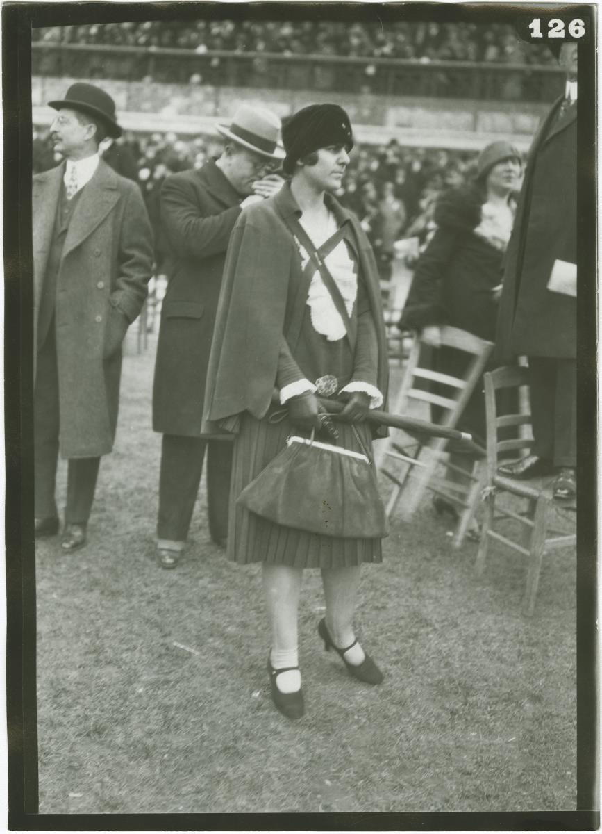 Frau in Ensemble auf dem Rennplatz in Auteuil