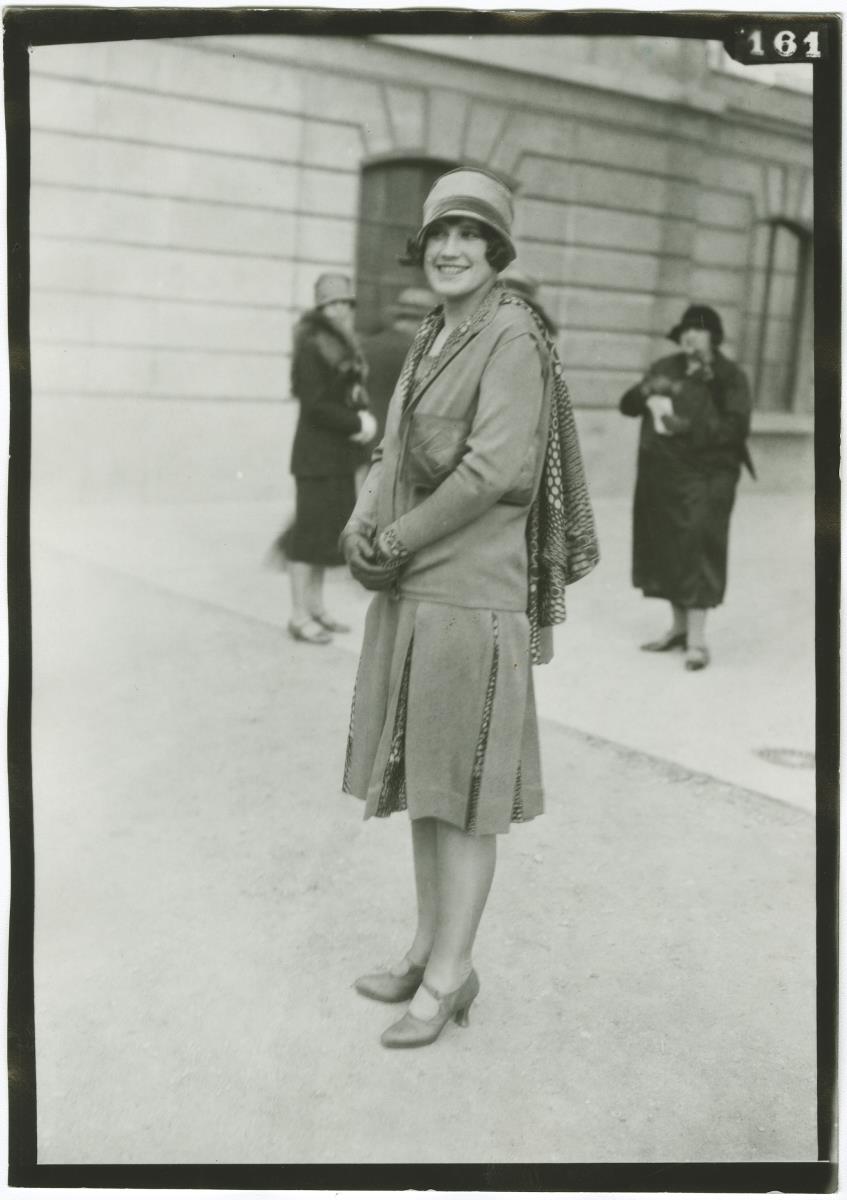 Frau in Kostüm auf dem Rennplatz in Auteuil