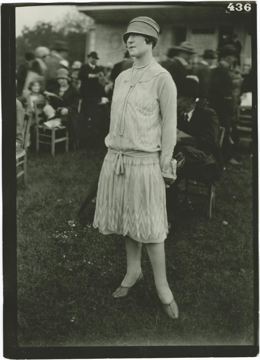 Frau in Kleid auf dem Rennplatz in Chantilly