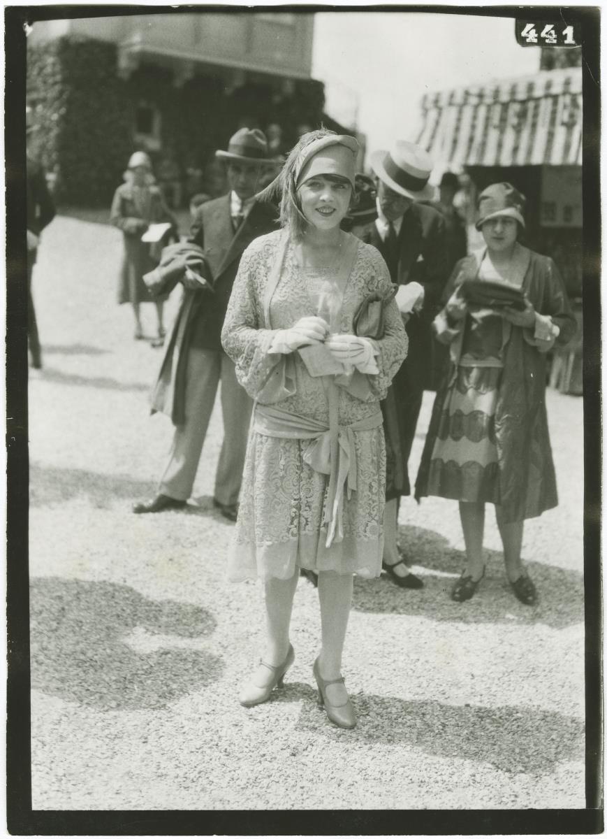Frau in Kleid auf dem Rennplatz in Chantilly