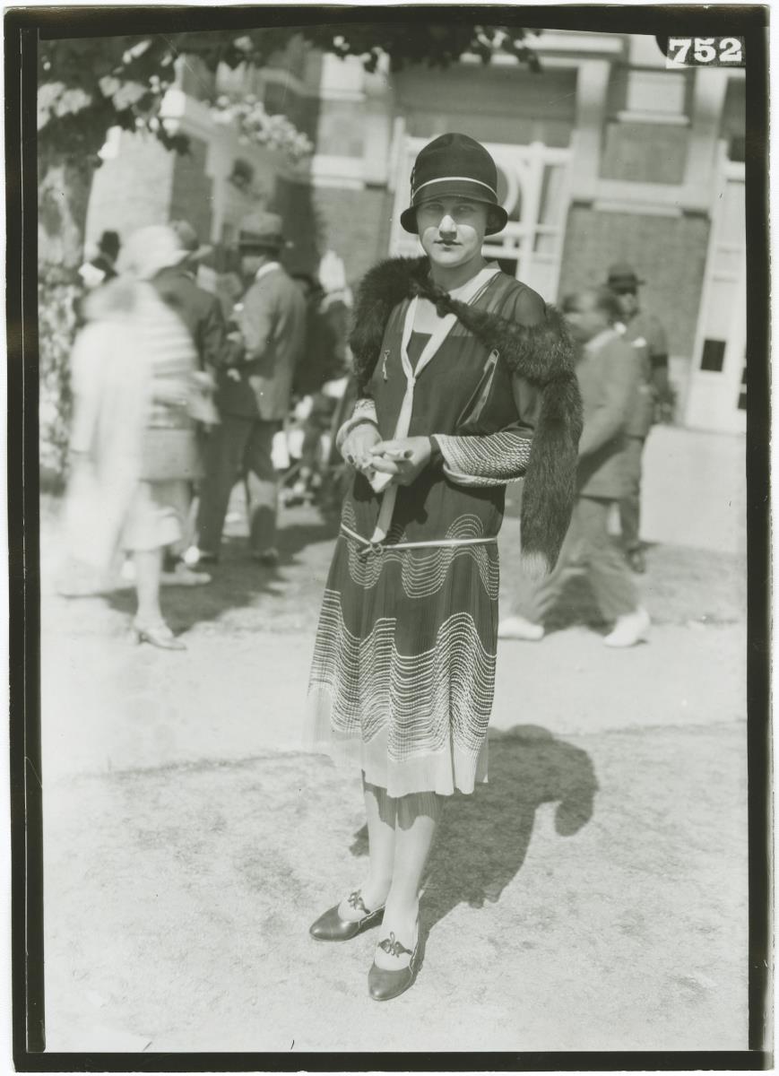 Frau in Kleid auf dem Rennplatz in Deauville