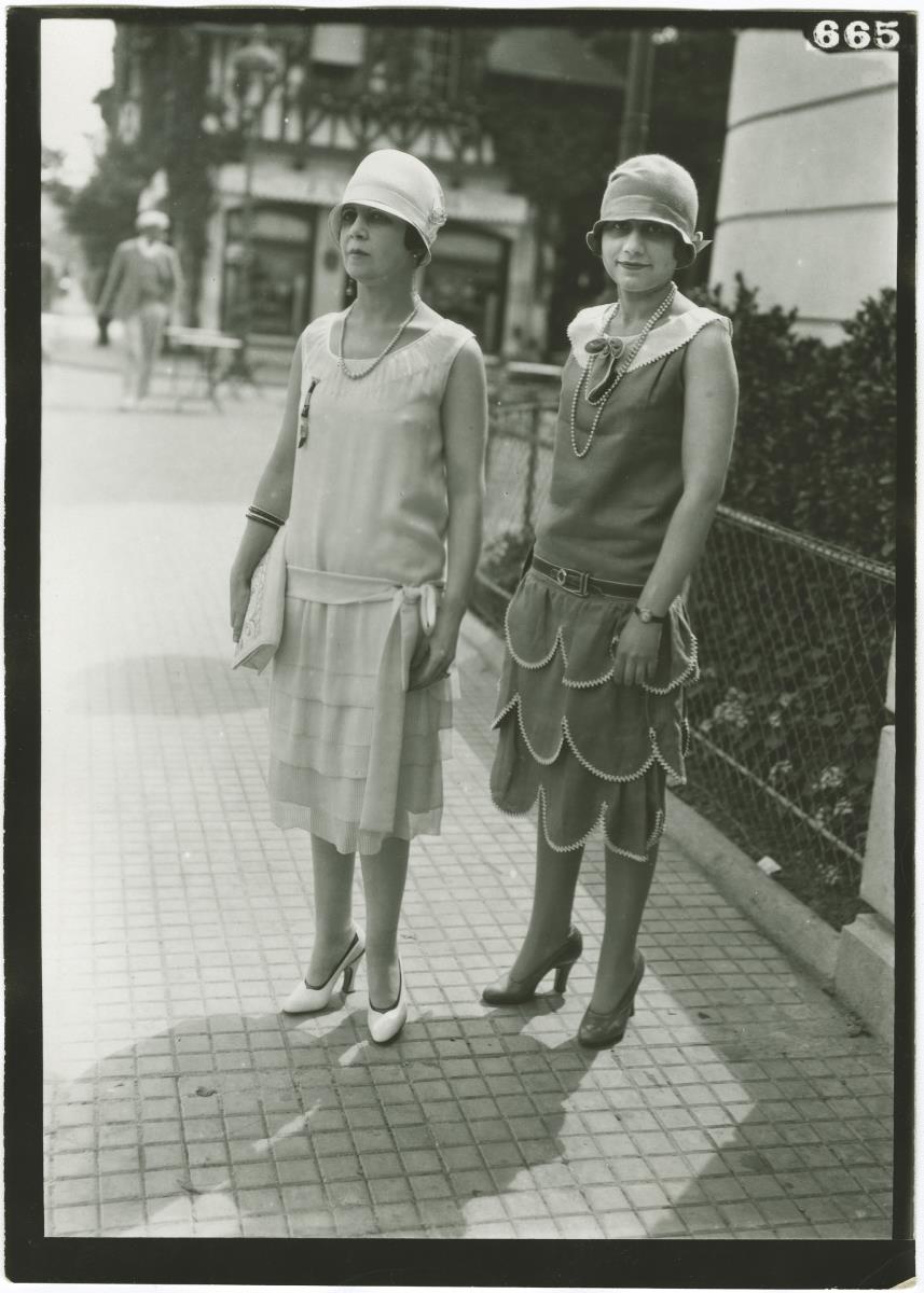 Frauen in Kleidern auf dem Rennplatz in Deauville