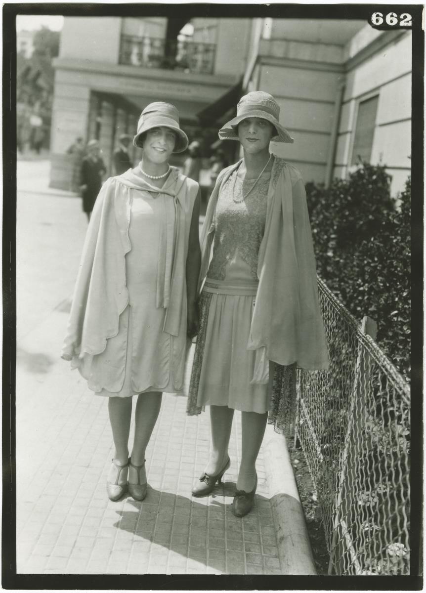 Frauen in Ensemblen auf dem Rennplatz in Deauville
