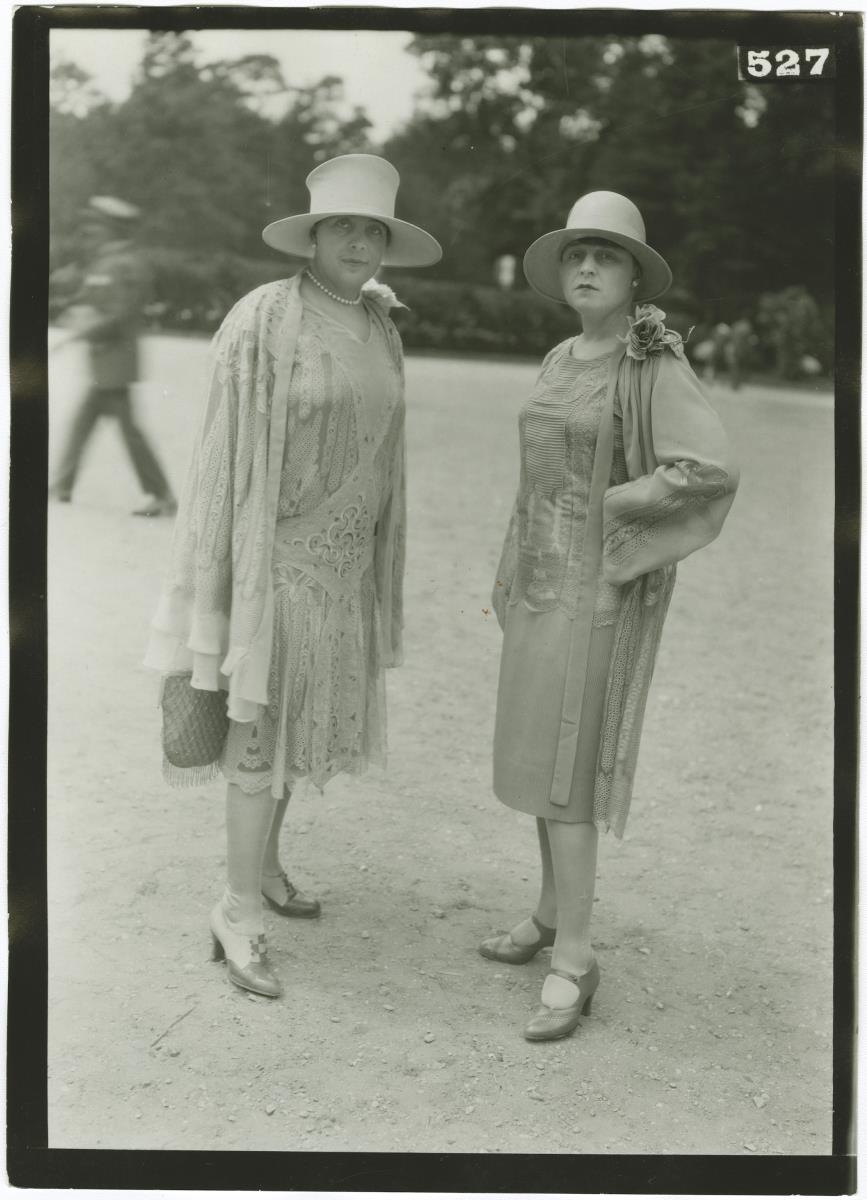 Frauen in Ensemblen auf dem Rennplatz in Auteuil