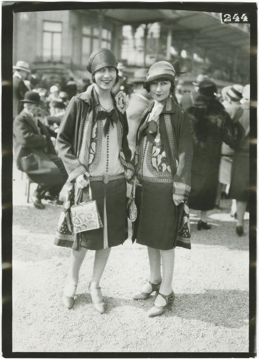 Frauen in Ensemblen auf dem Rennplatz in Longchamp