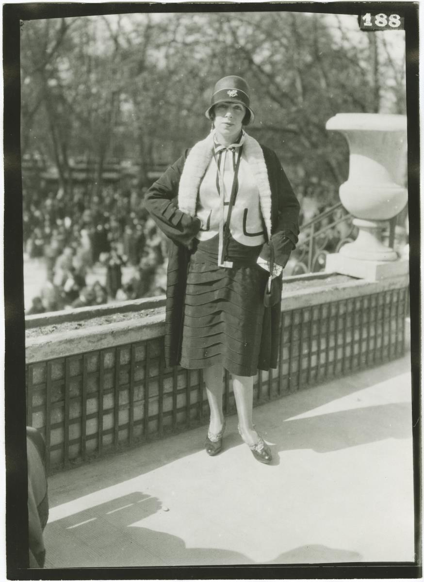 Frau in Ensemble auf dem Rennplatz in Auteuil