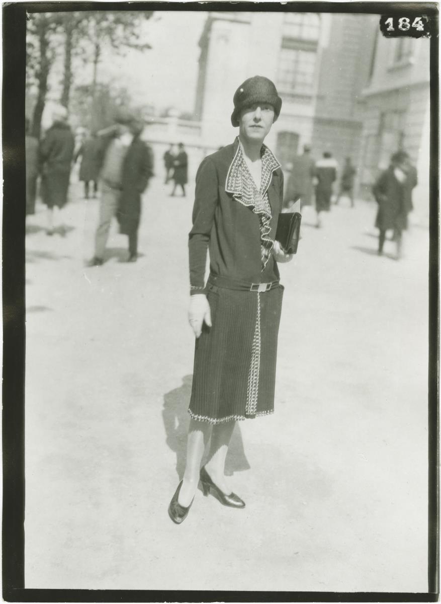 Frau in Kleid auf dem Rennplatz in Auteuil