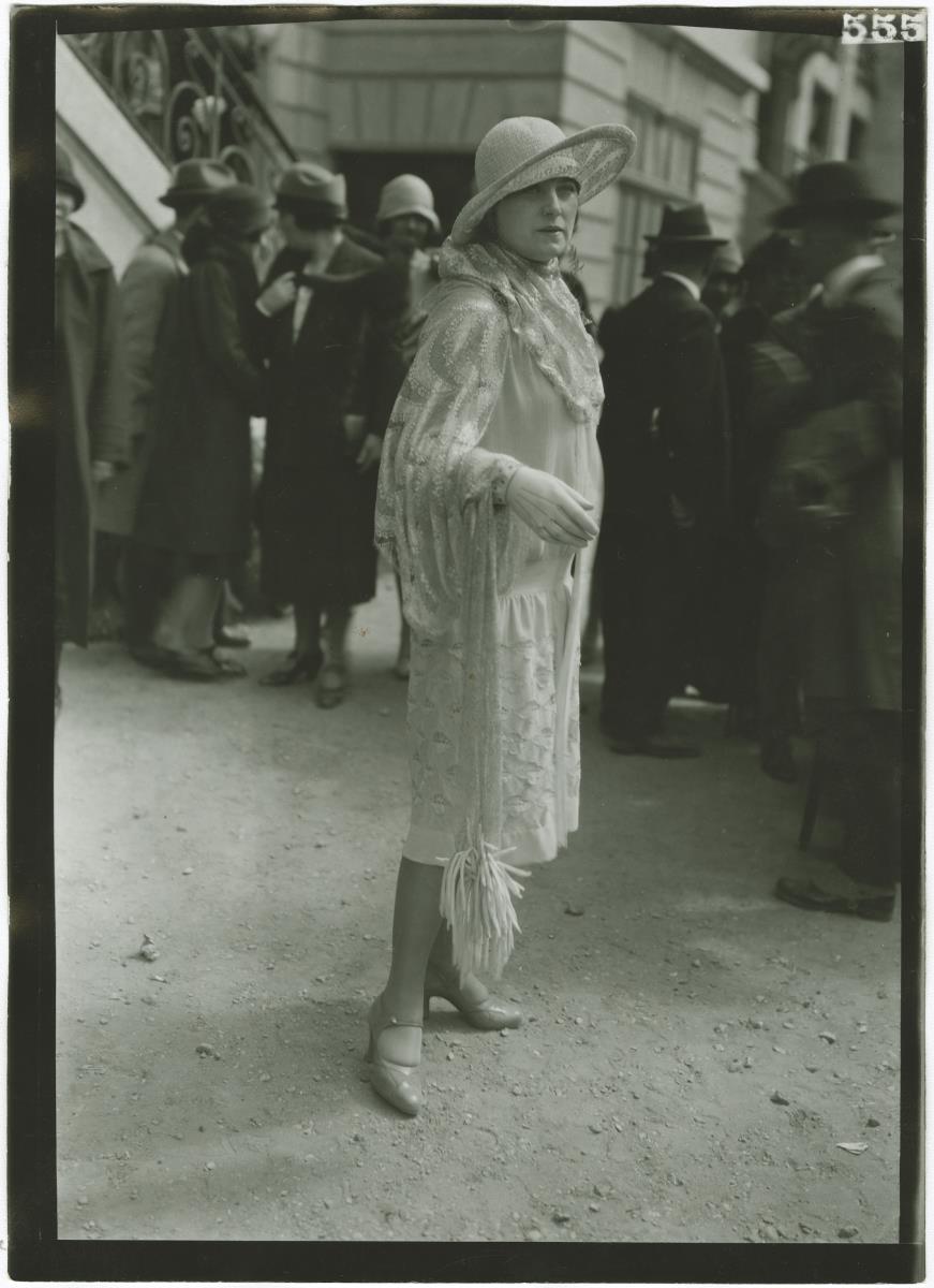 Frau in Kleid auf dem Rennplatz in Auteuil