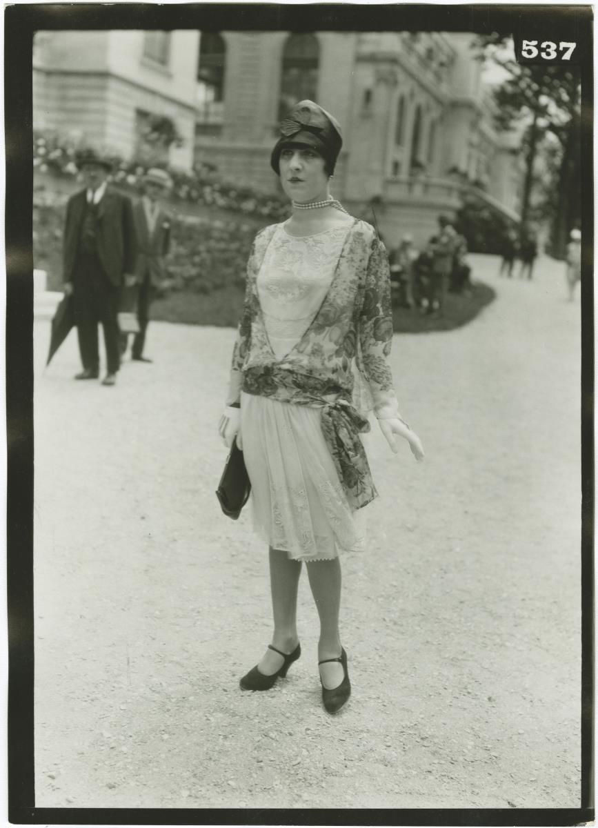 Frau in Ensemble auf dem Rennplatz in Auteuil
