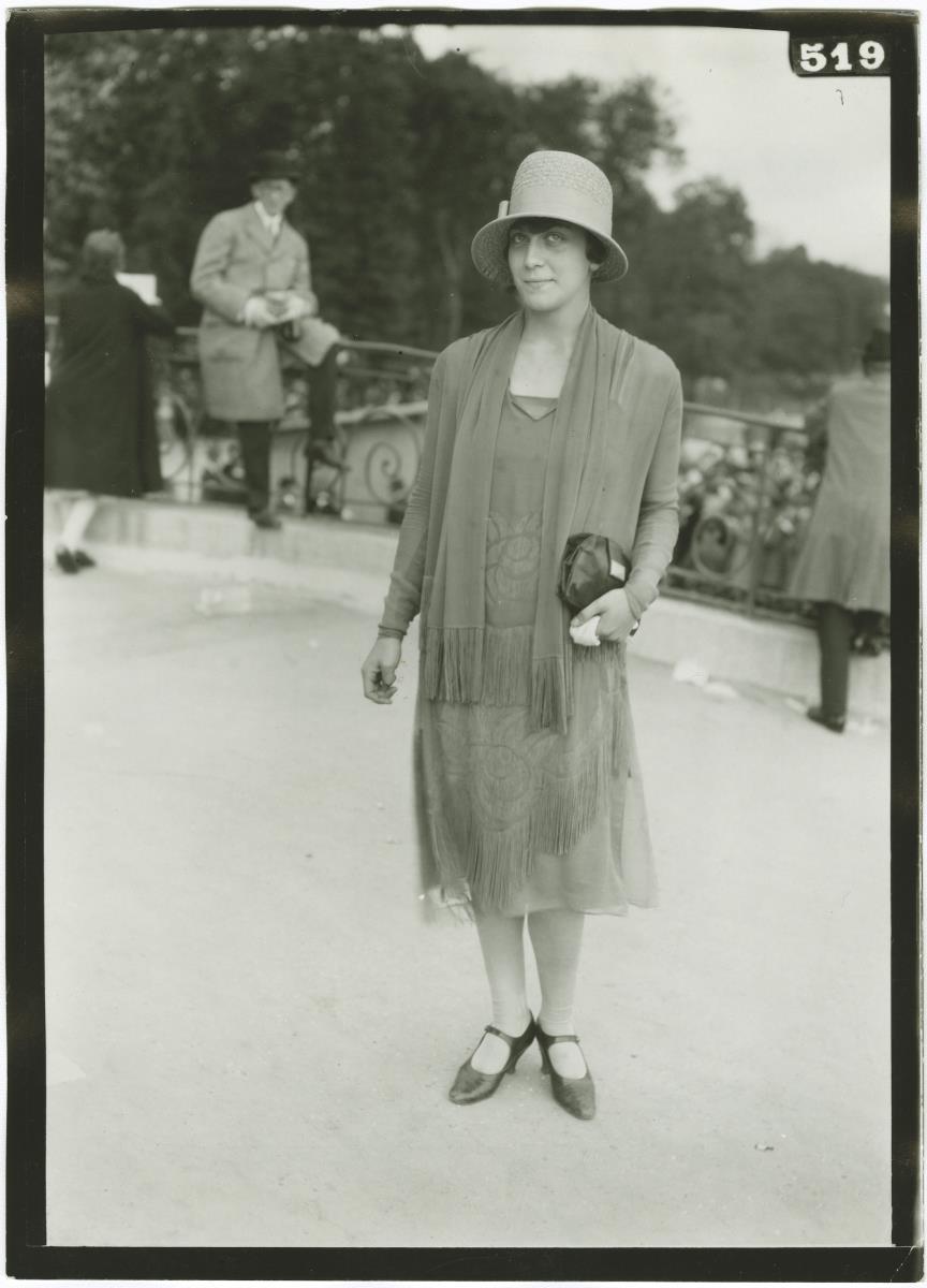 Frau in Ensemble auf dem Rennplatz in Auteuil