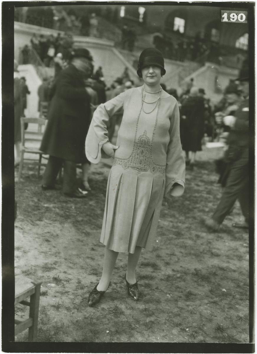 Frau in Kleid auf dem Rennplatz in Auteuil