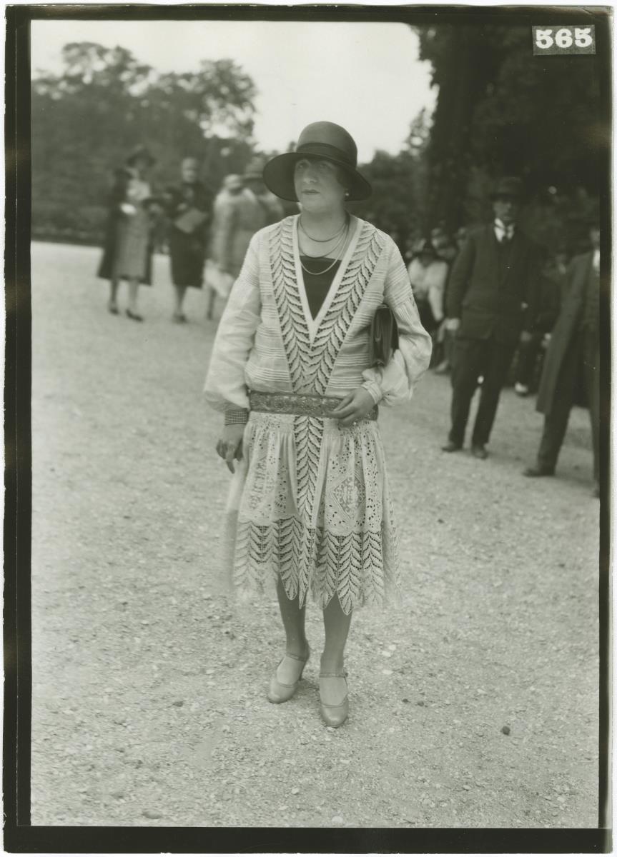 Frau in Kleid auf dem Rennplatz in Longchamp