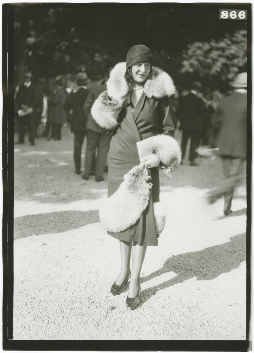 Frau in Mantel auf dem Rennplatz in Longchamp