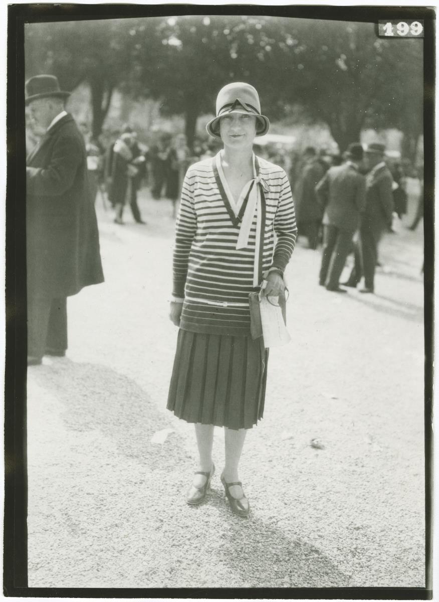 Frau in Kleid auf dem Rennplatz in Longchamp