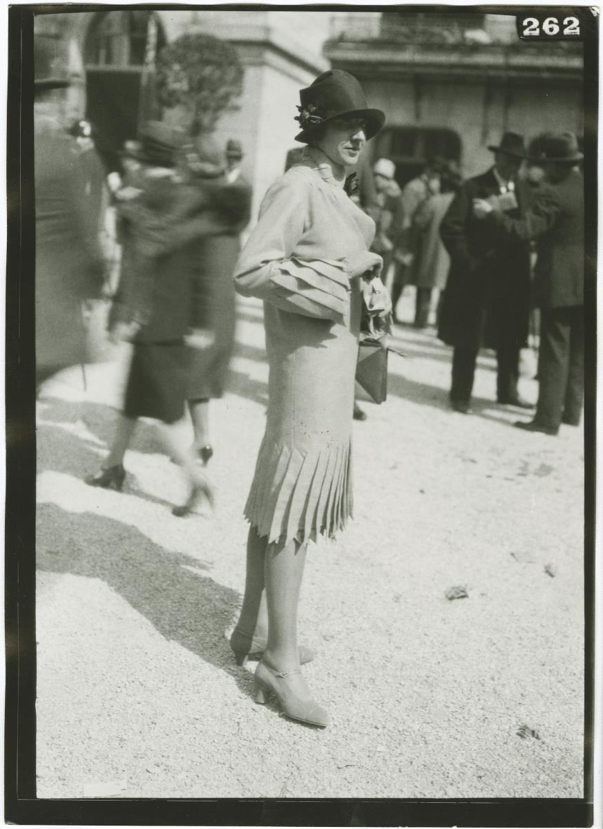 Frau in Mantel auf dem Rennplatz in Longchamp