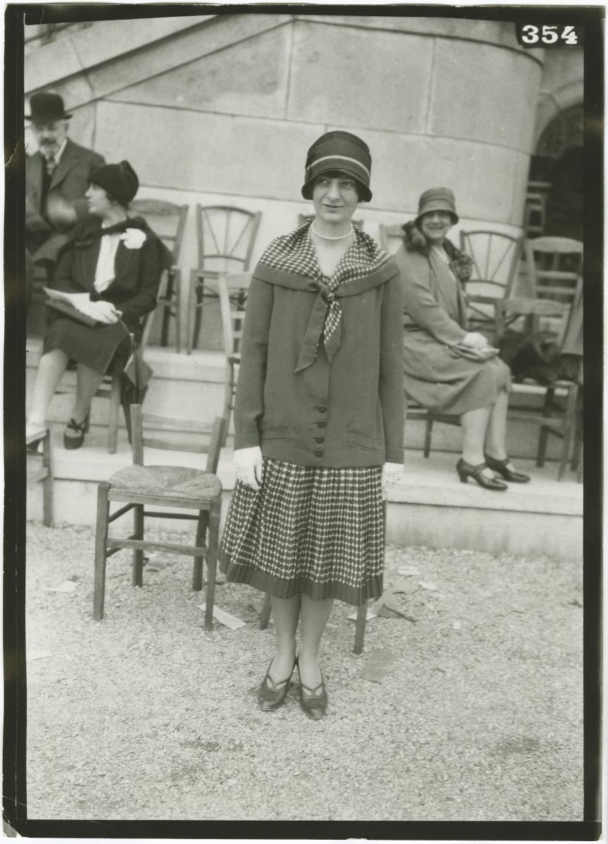Frau in Ensemble auf dem Rennplatz in Longchamp