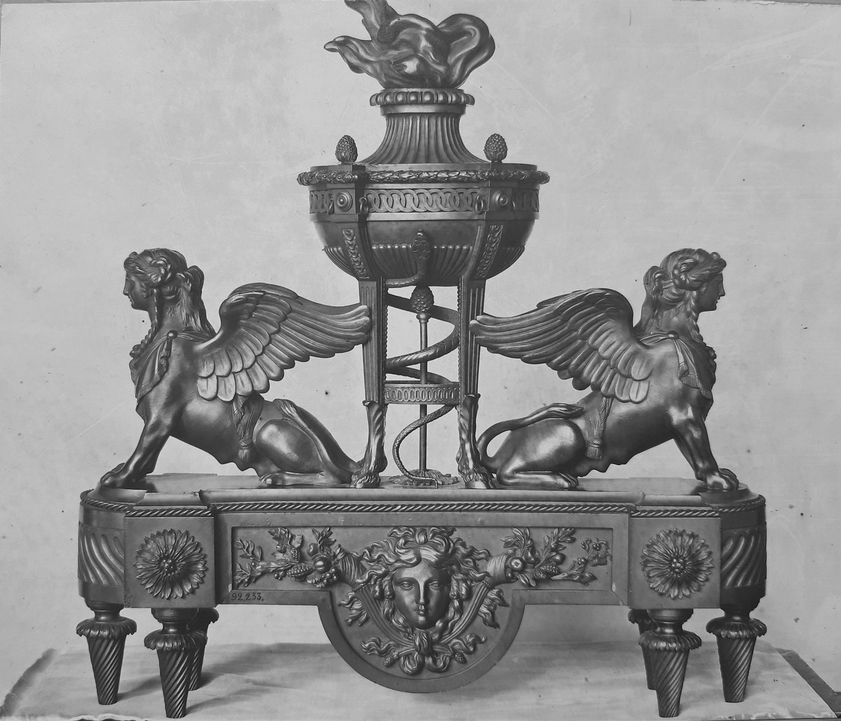 Kaminbock mit Sphinxen