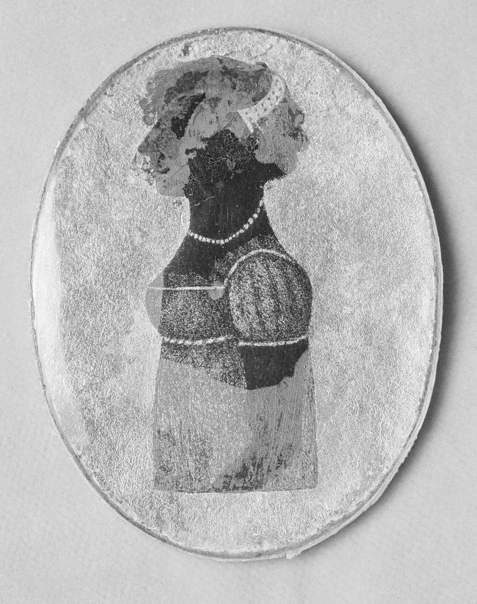Profilbild einer Frau in Chemisenkleid und Haarschmuck