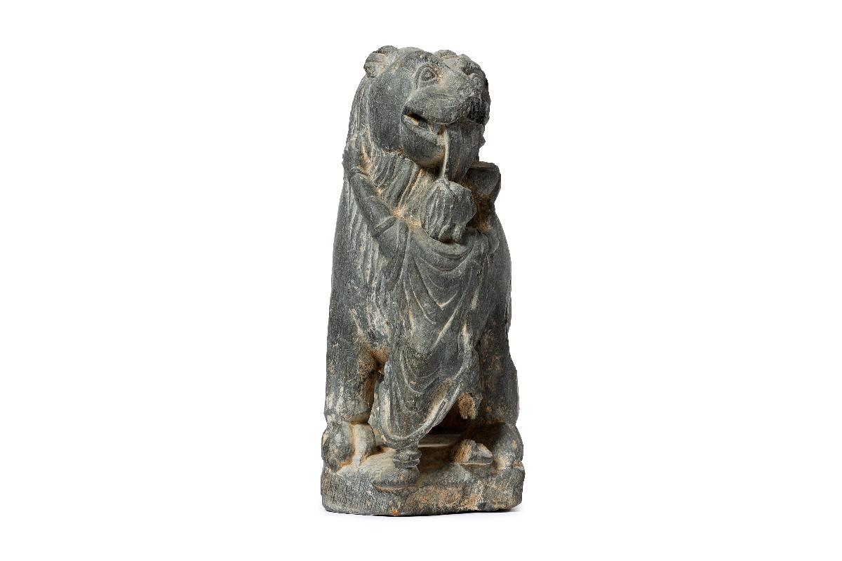 Löwe, der von Yaksha-Erot getränkt wird