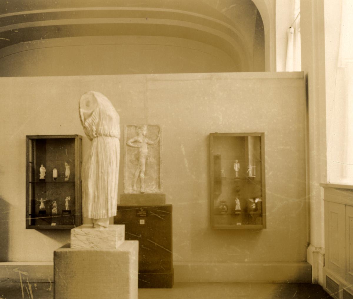 Blick in die Sonderausstellung der Antikensammlung "Sport und Spiel bei Griechen und Römern" im Ausstellungssaal der Generalverwaltung des Kaiser-Friedrich-Museums (05. Mai - 30. Okt. 1934)