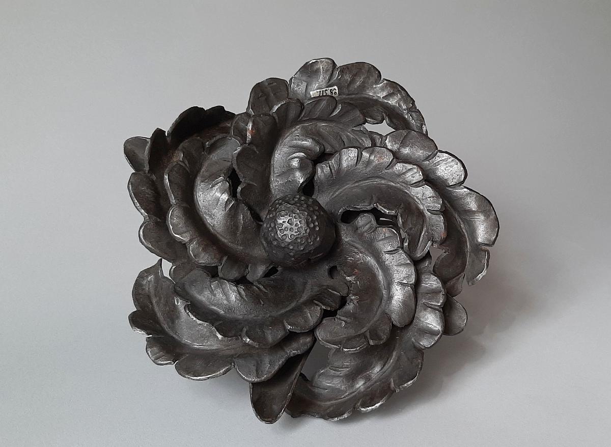 Zierstück in Form einer Rosette