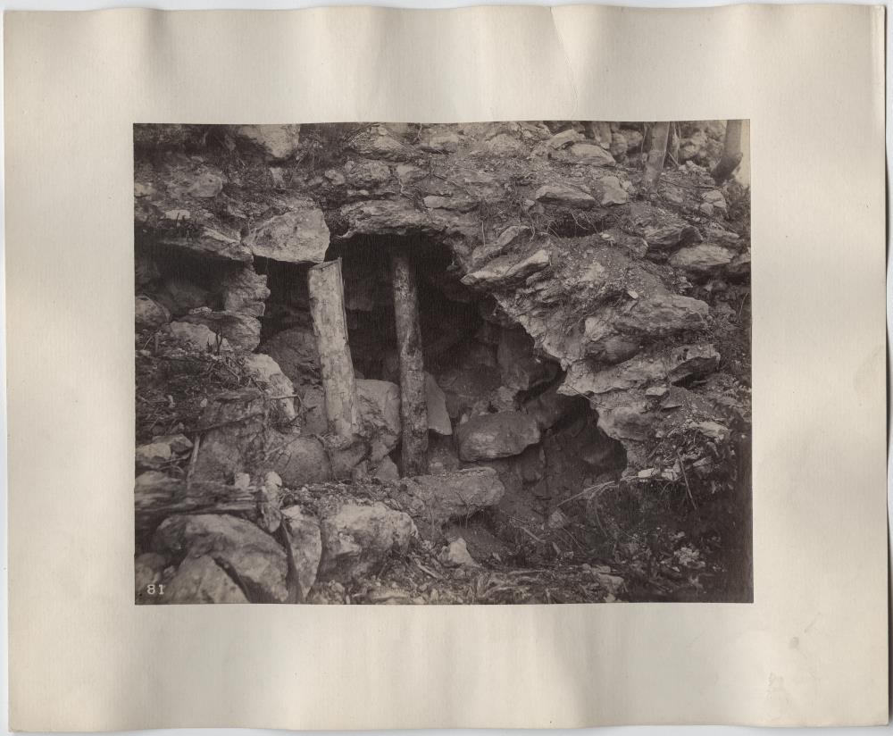 "Einzelausgrabung. Nahe der Spitze des Tempels Mounds.."
