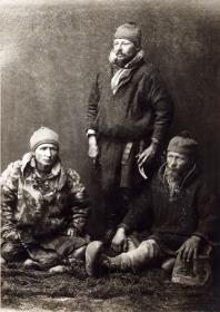 Atelieraufnahme von drei Samen aus Hattfjelldal