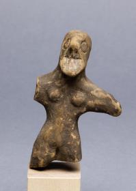 Weibliche Tonfigur mit Diadem