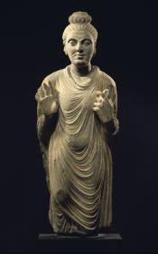 Stehender Buddha mit Schnurrbart in Schutzgeste (abhaya-mudra)