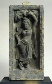 Szenentrenner: Frau, in Baumkrone greifend (Yakshi/Shalabhanjika)