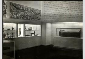 Blick in die Koje der Ägyptischen Abteilung auf der "Ersten Internationalen Handwerksausstellung" im Messegelände unterm Funkturm, Haupthalle (West) (20. Mai - 10. Juli 1938)