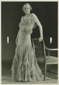 Frau in Abendkleid von Goletz und Dudat