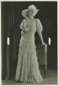 Frau in Abendkleid von Goletz und Dudat